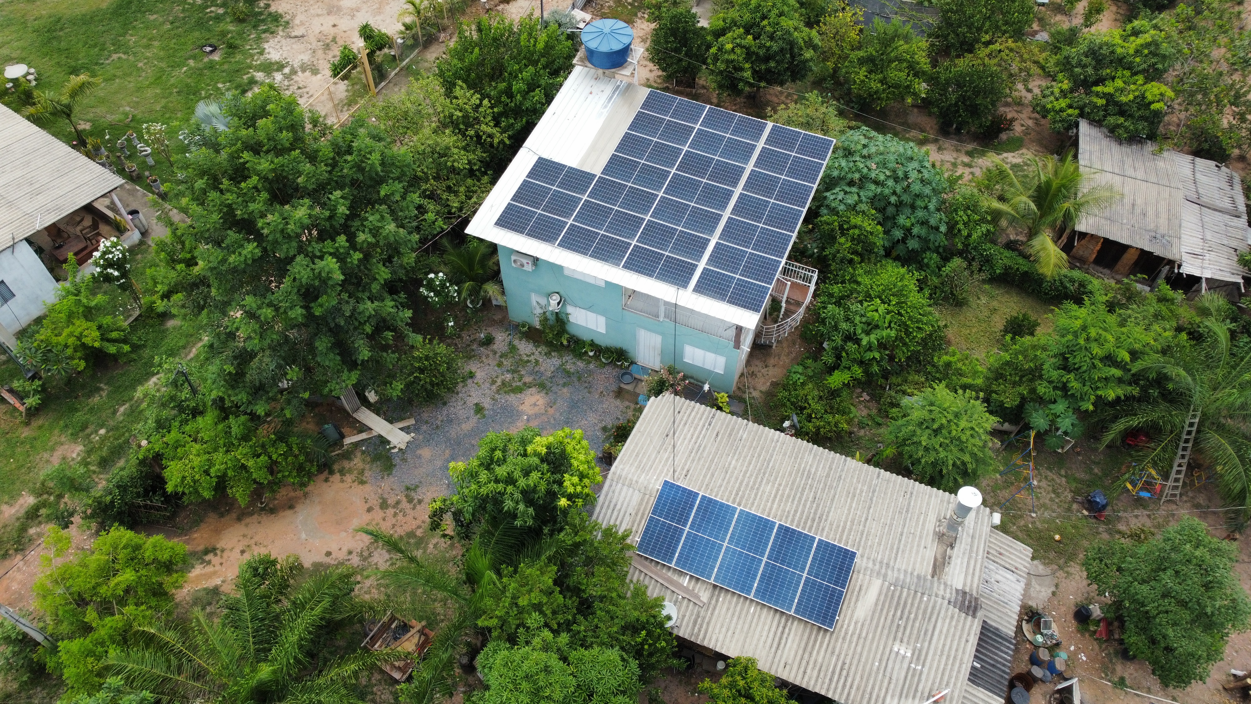 Usina solar híbrida para residência e comércio na zona rural de Cuiabá